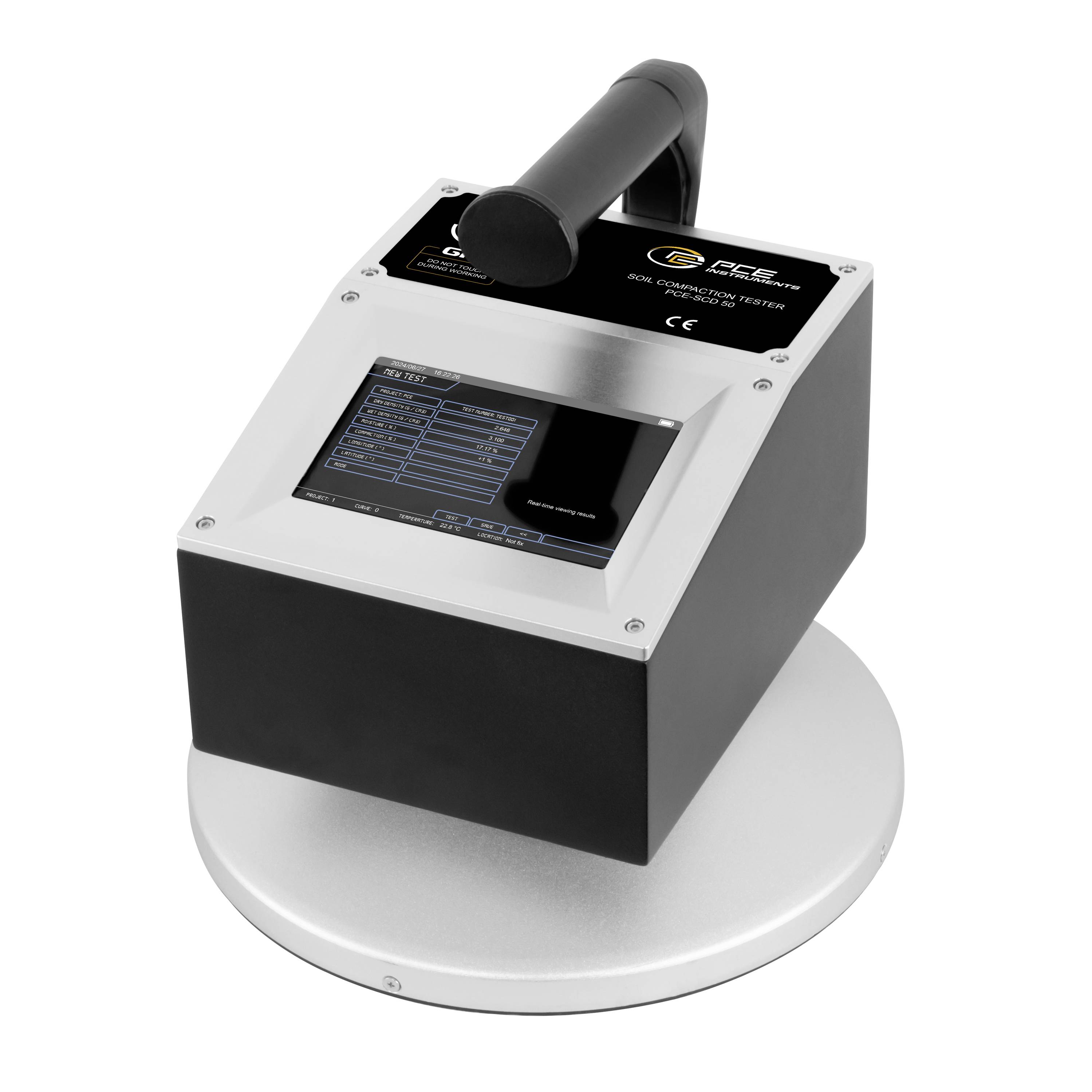 Tragbarer Schwarz-Silber-Boxstecker-Tester mit integriertem Bildschirm und Griff, gezeigt auf einem runden Ausstellungsständer.