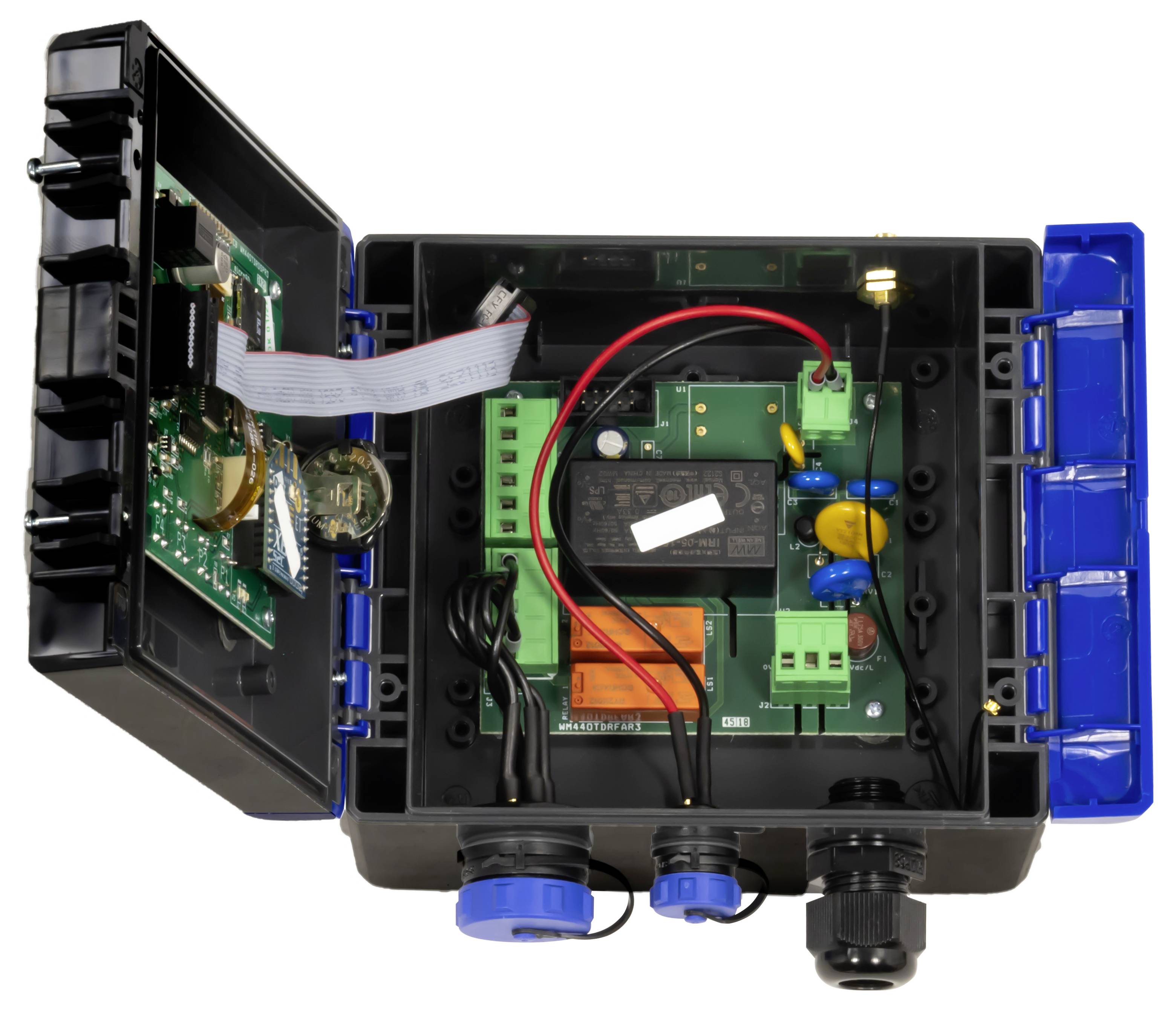 Offene elektronische Steuerkiste mit freiliegenden Leiterplatten, Verkabelung, Steckverbindern und Klemmleisten in einem schwarzen Kunststoffgehäuse.