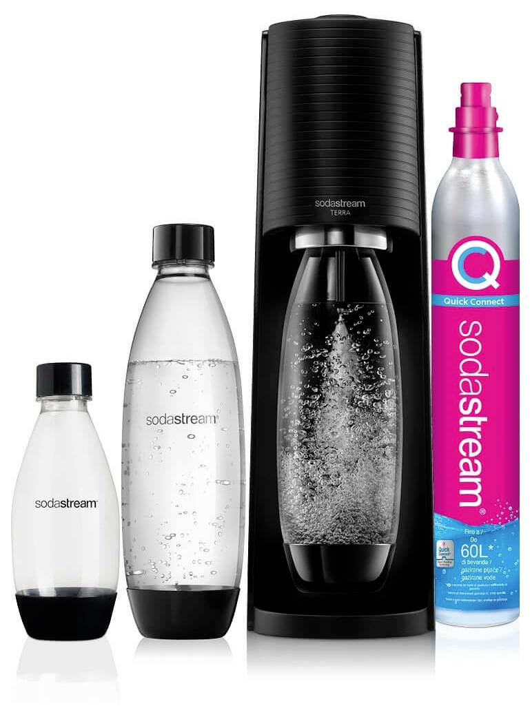 SodaStream-Gerät mit drei Flaschen und einer CO2-Kartusche. Die Flaschen haben unterschiedliche Größen. Gerät sprudelt gerade Wasser auf.