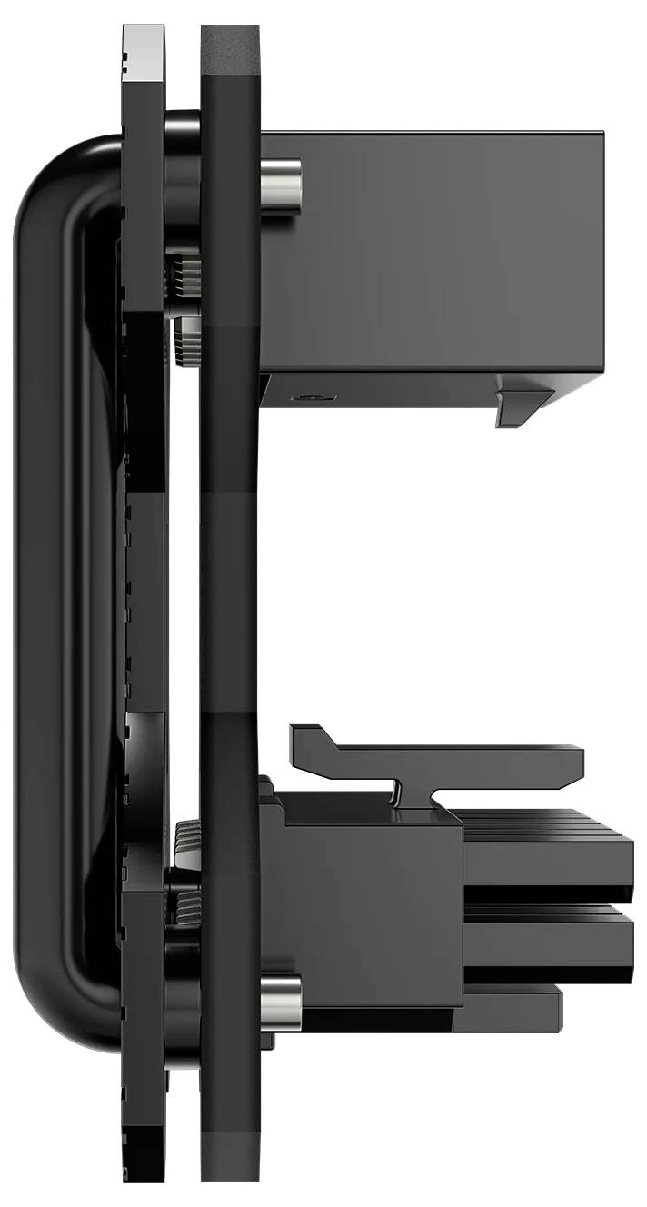Seitenansicht eines schwarzen elektronischen Steckverbinders mit verschiedenen Steckmöglichkeiten und Anschlüssen, kompakt designt.
