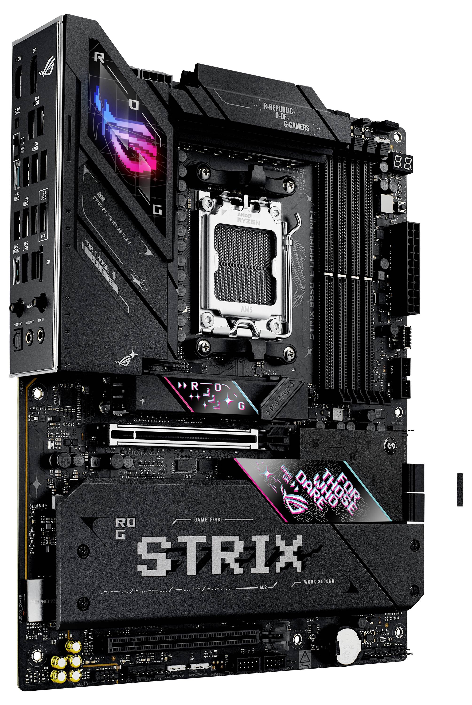 Ein schwarzes PC-Mainboard mit RGB-Beleuchtung, viele Anschlüsse und Slots für RAM, CPU und Speichermodule. Markiert mit 'ROG STRIX'.