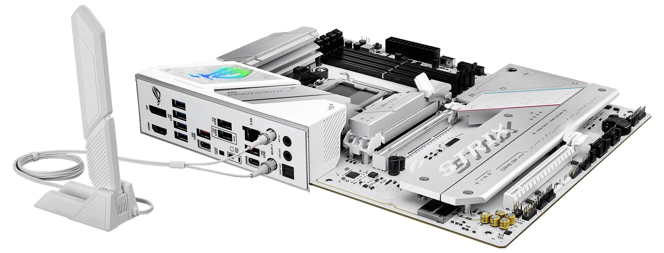 Ein weißes Motherboard mit der Aufschrift 'STRIX', mehreren Anschlüssen, RAM-Steckplätzen und einer Antenne zeigen erweiterte Konnektivität.