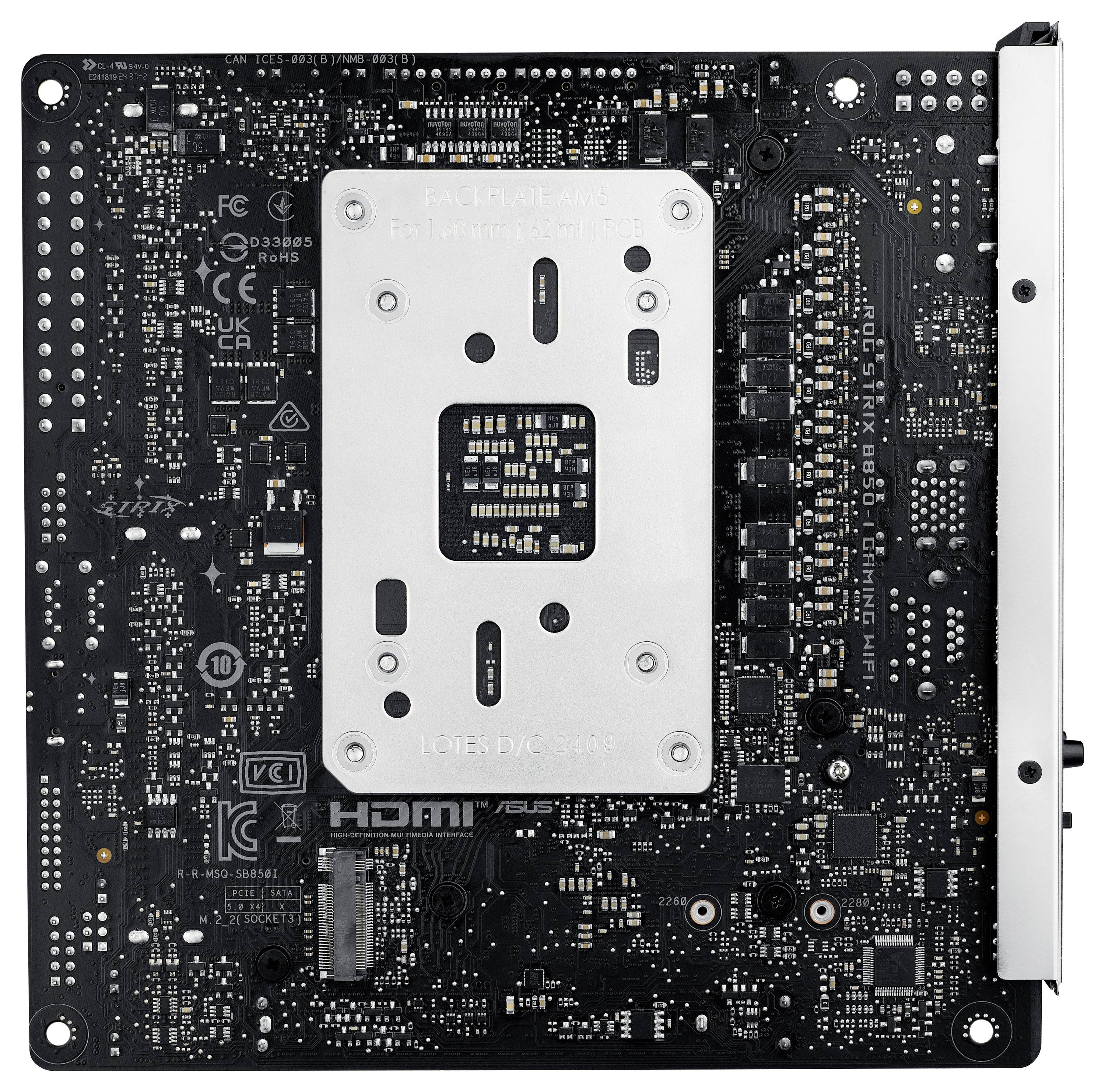 Rückseite einer Computer-Motherboard-Platine mit freigelegten elektronischen Bauteilen und einer metallischen Halterung in der Mitte.