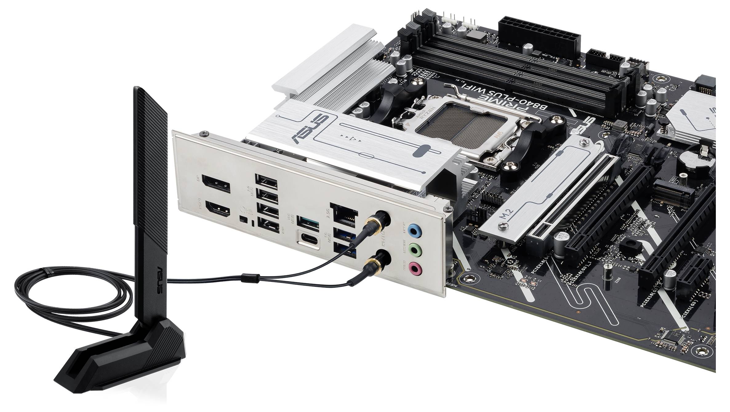 Eine Computer-Mainboard-Rückplatte mit verschiedenen Anschlüssen und angeschlossener Antenne, hauptsächlich für Netzwerke und Peripheriegeräte.