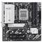 Ein Motherboard mit mehreren Steckplätzen und Anschlüssen, inklusive RAM-Steckplätzen und CPU-Sockel, geeignet für Desktop-PCs.