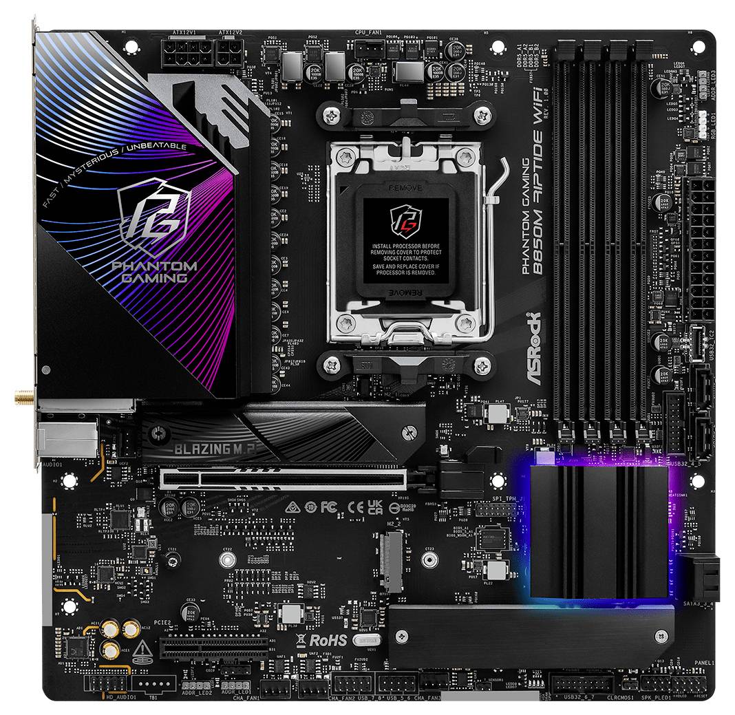 Motherboard eines Computers mit dem Modell 'ASRock B550 Phantom Gaming-ITX', zeigt CPU-Sockel, RAM-Slots und Kühlkörper.