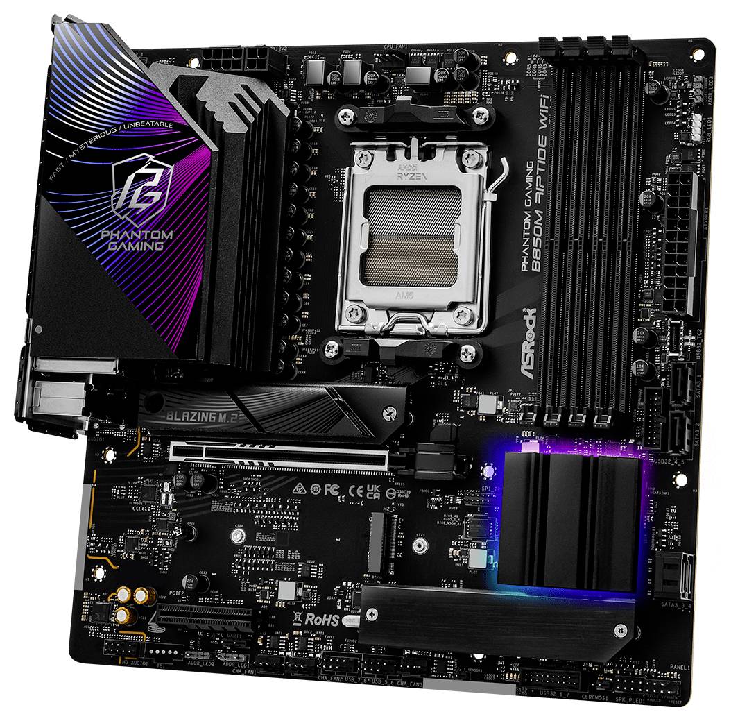 Ein schwarzes Motherboard mit mehreren Steckplätzen, Kühlkörper und einer CPU im Sockel. Markenlogos und Beschriftungen sind sichtbar.