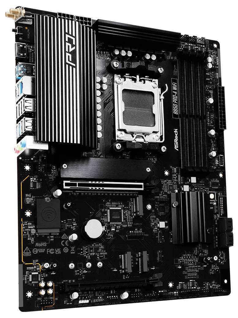 Eine schwarze Computer-Mainboard-Platine mit Anschlüssen, RAM-Steckplätzen und einem CPU-Sockel, teils mit silbernen Kühlkörpern ausgestattet.