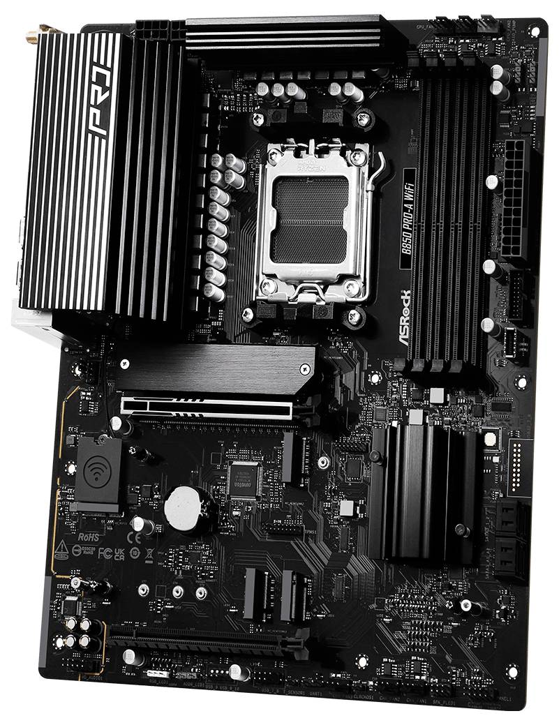 Schwarzes Computer-Mainboard mit silberfarbenen Kühlkörpern und mehreren Steckplätzen für RAM, Prozessor und Erweiterungskarten.