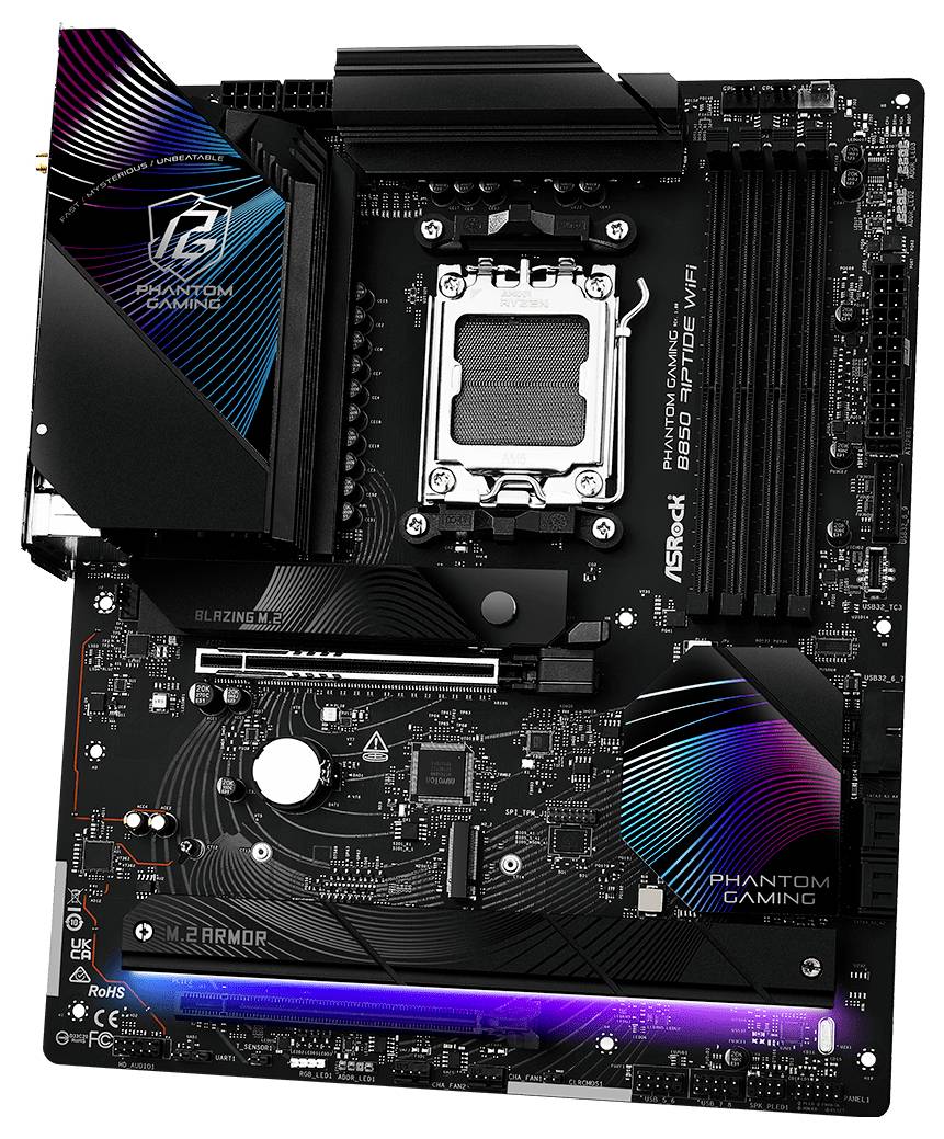 Abgebildet ist ein ASRock Phantom Gaming B650E Mutterboard. Zu sehen sind CPU-Sockel, RAM-Slots und PCIe-Steckplätze.