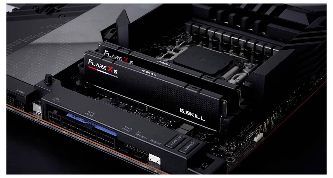 Nahaufnahme eines Computer-Mainboards mit zwei installierten G.Skill Flare X5 RAM-Modulen, umgeben von verschiedenen Anschlüssen und Komponenten.