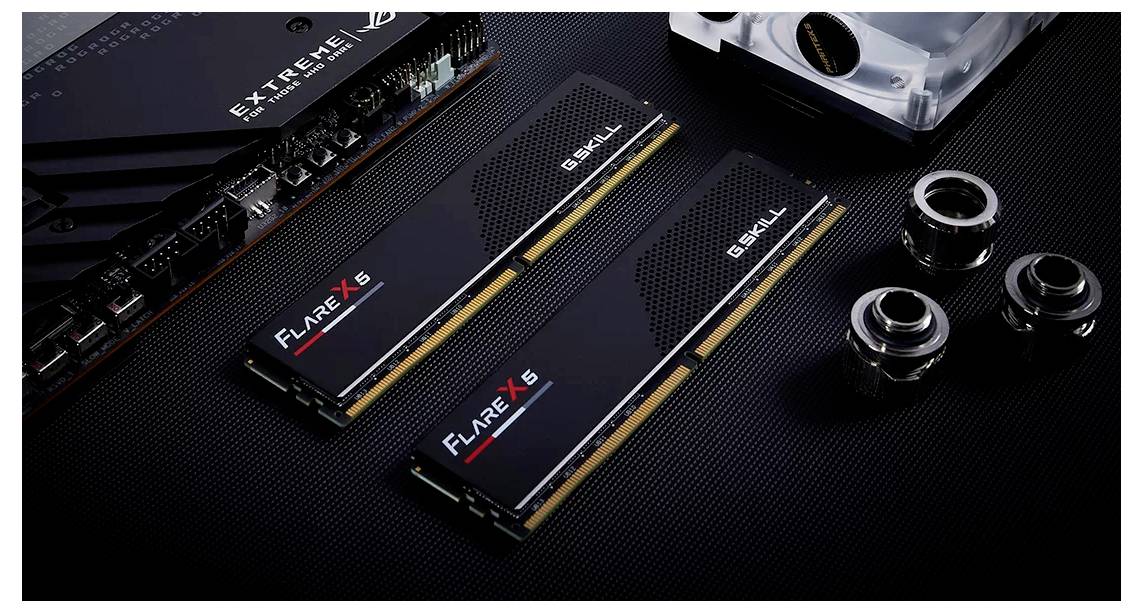 Zwei RAM-Module von G.Skill, Modell 'Flare X5', liegen auf einem Tisch neben Computerhardware und Anschlüssen.