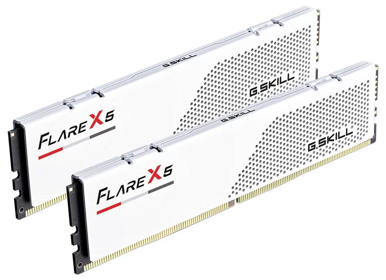 Zwei G.Skill Flare X5 RAM-Module. Weiß mit schwarzem und rotem Logo. Perfekt für Computer-Upgrades und Leistungsverbesserung.