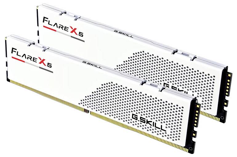 Zwei weiße RAM-Riegel der Marke G.SKILL Flare X5 mit schwarzem und rotem Aufdruck, geeignet für Computer-Hardware-Upgrades.