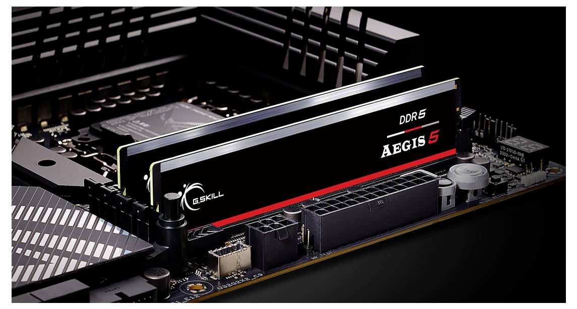 'Nahaufnahme von zwei DDR5-Arbeitsspeichermodulen von G.SKILL auf einem Mainboard, hervorgehoben durch den Schriftzug AEGIS 5.'
