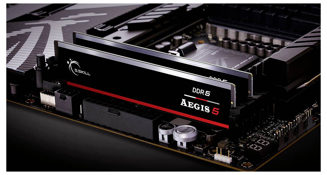 Nahaufnahme eines eingebauten G.Skill Aegis DDR5 RAM-Riegels auf einem Motherboard. Hauptfokus liegt auf der Komponente und der technischen Umgebung.