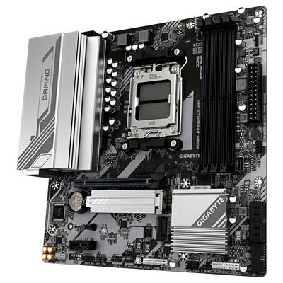 Ein schwarz-silbernes Motherboard von Gigabyte für AMD Ryzen-Prozessoren. Es zeigt Steckplätze für RAM, PCIe, und verschiedene Anschlüsse.