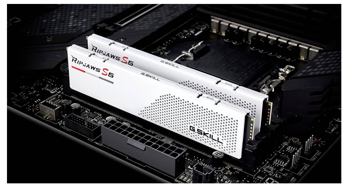Zwei weiße RAM-Module stecken in einem Computer-Motherboard. Die Module sind mit 'Ripjaws S5' beschriftet.