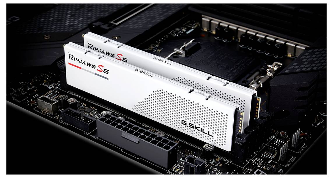 Zwei weiße RAM-Module der Marke G.Skill Ripjaws S5 sind in einem offenen Computer-Motherboard installiert.