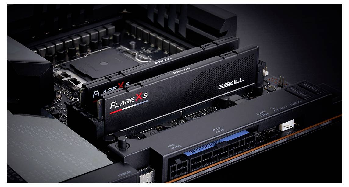 Nahaufnahme eines Computer-Motherboards mit installierten RAM-Riegeln von G.Skill, Modell Flare X5, in einem dunklen Gehäuse.