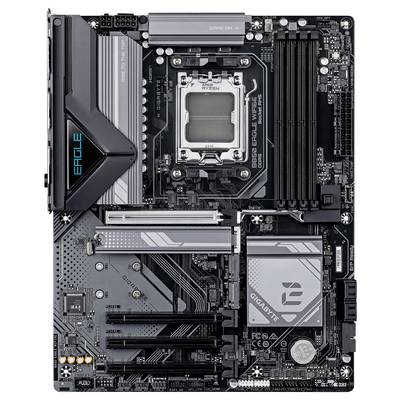 Ein Computer-Mainboard mit mehreren PCIe-Steckplätzen, RAM-Steckplätzen und einem CPU-Sockel in der Mitte. Hersteller-Logo sichtbar.