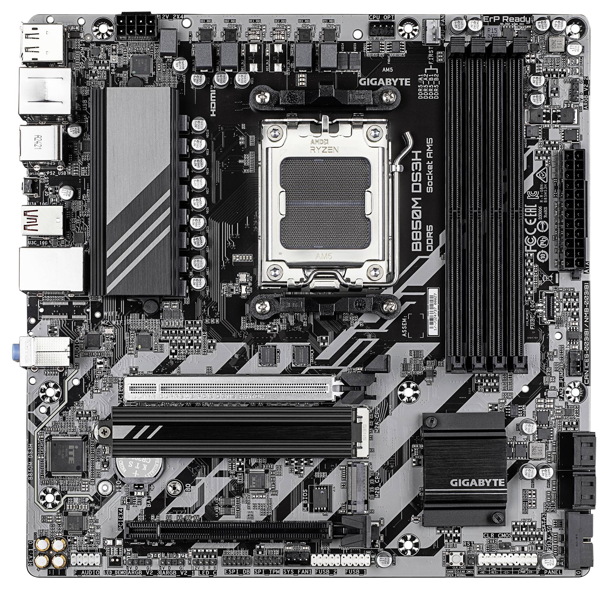 Mainboard mit CPU-Sockel in der Mitte, mehreren RAM-Steckplätzen rechts, verschiedenen Anschlüssen links und Chipsätzen.