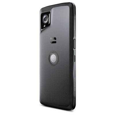 Ein modernes Smartphone mit geneigter Rückansicht, Kameramodul oben links und einem zentrierten, runden Logo.