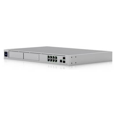 Ein silberner Netzwerk-Switch mit mehreren Ethernet-Ports und einem leuchtenden Ein-/Ausschalter auf der linken Seite.