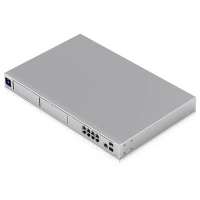 Silberner Netzwerk-Switch mit mehreren Ethernet-Ports und zwei leeren Einschüben an der Vorderseite, auf einer weißen Oberfläche.