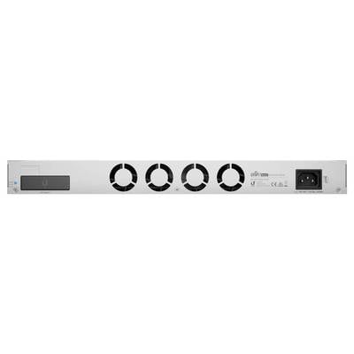 Rückseite eines Netzwerkgeräts mit vier Ethernet-Ports, etlichen technischen Markierungen und einem Steckplatz für das Netzkabel rechts.