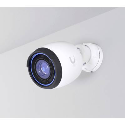 Überwachungskamera an einer Wand montiert, weiß mit schwarz-blauem Rand, zeigt modernes Sicherheitssystem.