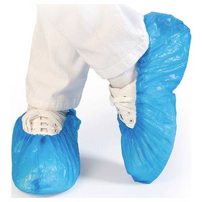 Person trägt weiße Schuhe mit blauen Einweg-Überziehschuhen.