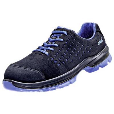 Schwarzer Sportschuh mit blauen Details und blauer Sohle, seitlich abgebildet.