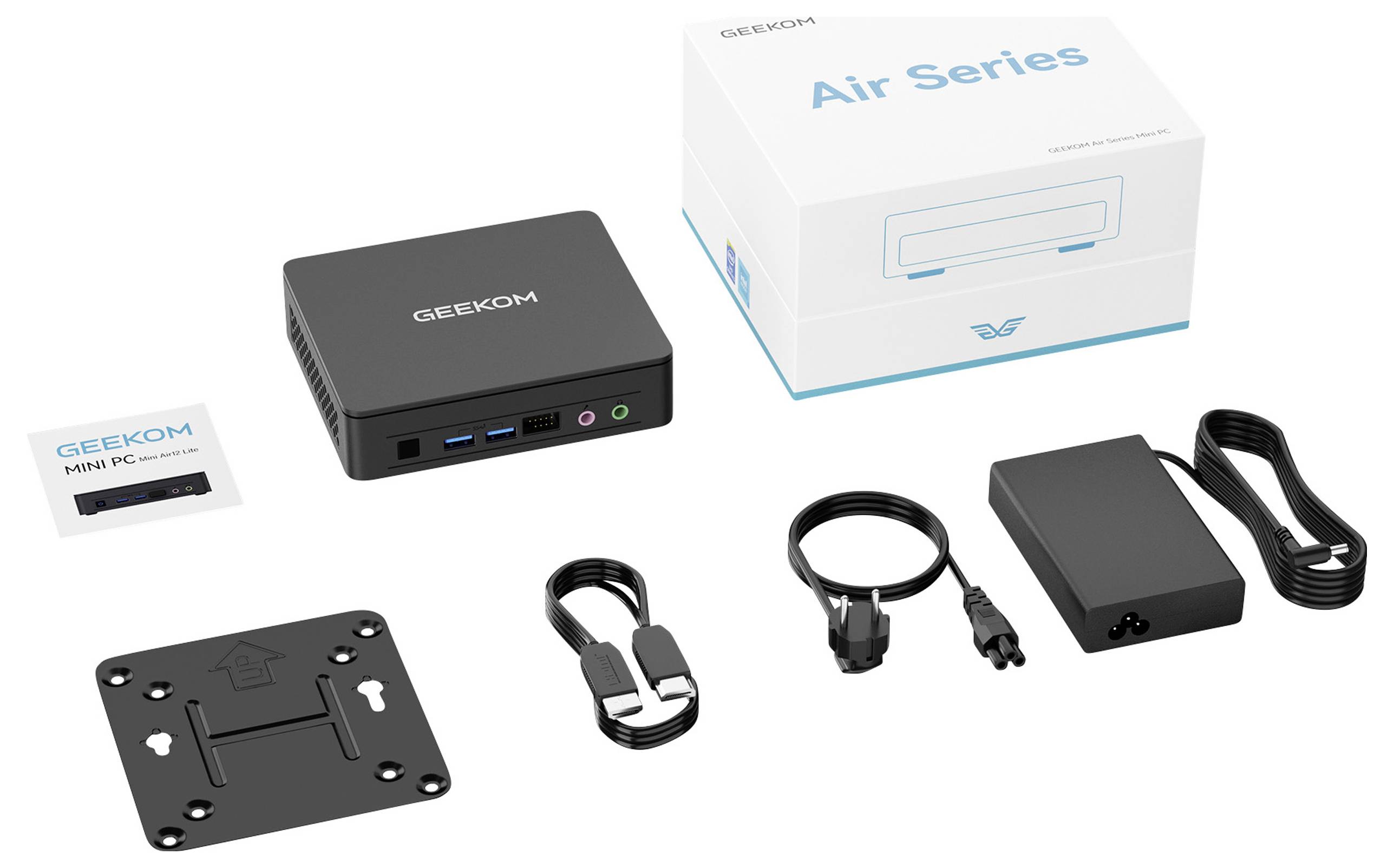 'GEEKOM Mini PC Air Series' mit Zubehör: Halterung, Kabel, Netzteil und Handbuch vor einer weißen Verpackung.