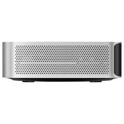 Ein kompakter, silberner Lautsprecher mit durchlöcherter Vorderseite, passend für modernes Interieur und Heim-Audio-Systeme.