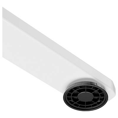 Ein weißes Lüftungsrohr mit einem runden, schwarzen Gitter am Ende. Es ist diagonal ausgerichtet und hebt sich vor einem neutralen Hintergrund ab.