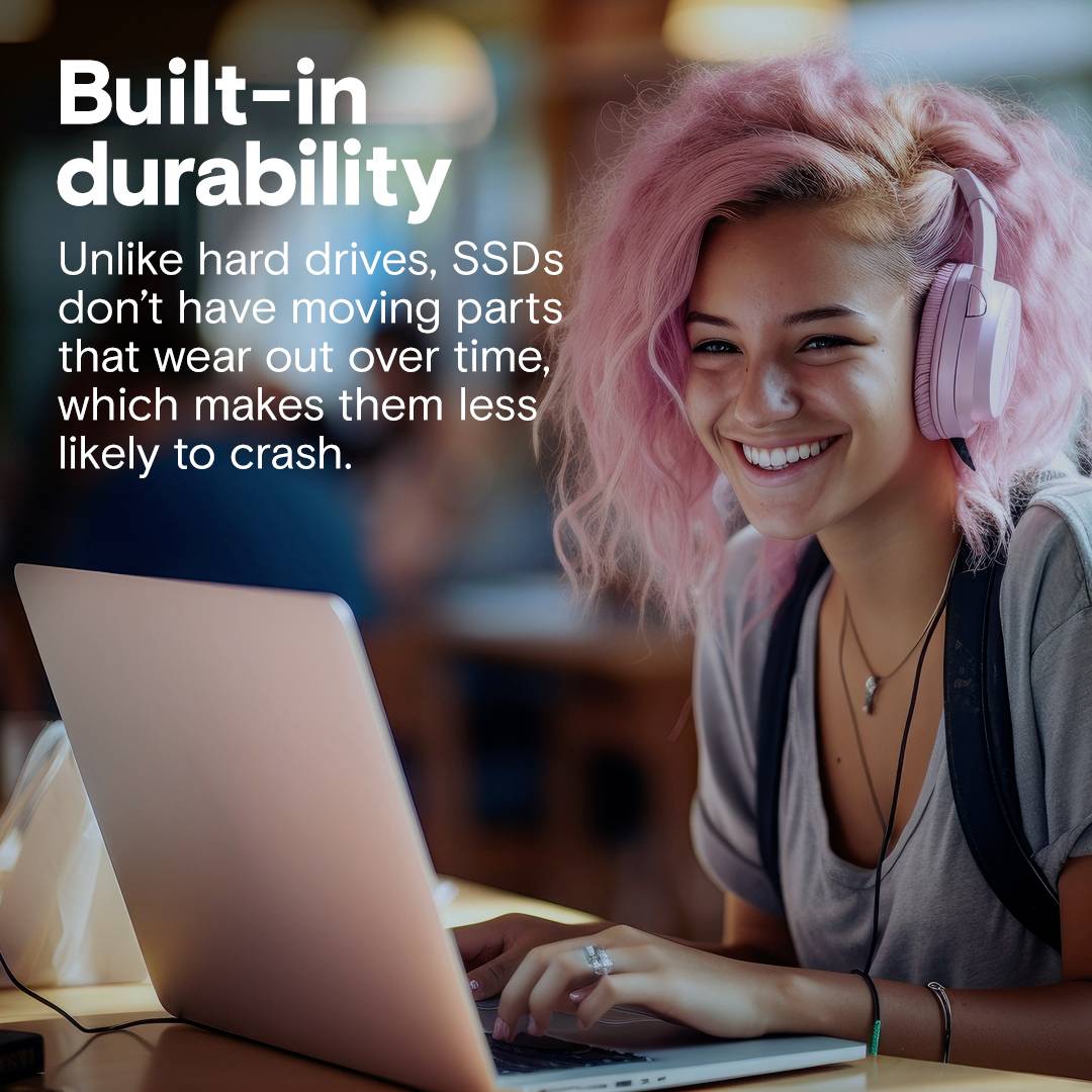 Eine lächelnde Person mit rosa Haaren und Kopfhörern tippt auf einem Laptop. Im Hintergrund Text über die Haltbarkeit von SSDs.