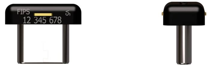 Zwei schwarze elektronische Geräteteile mit metallischen Stäben; die Beschriftung oben links zeigt 'FIPS V5 12 345 678'.