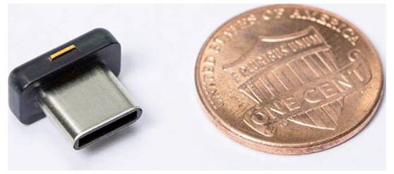 Ein USB-C-Stecker liegt neben einer 1-Cent-Münze, die die Größenverhältnisse zwischen Stecker und Münze verdeutlicht.