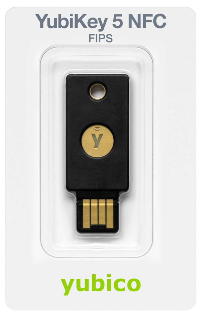 Eine YubiKey 5 NFC FIPS-Sicherheitskarte in einer Verpackung, erkennbar an der goldenen Kontaktfläche und dem Schriftzug 'yubico'.