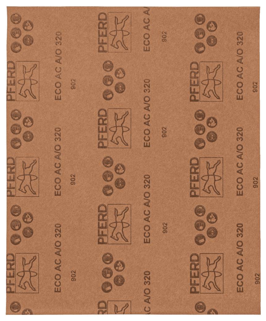 Ein rechteckiges Schleifpapier, braun, mit wiederholtem 'PFERD ECO AC AO 320'-Aufdruck. Gedacht für präzise Schleifarbeiten.