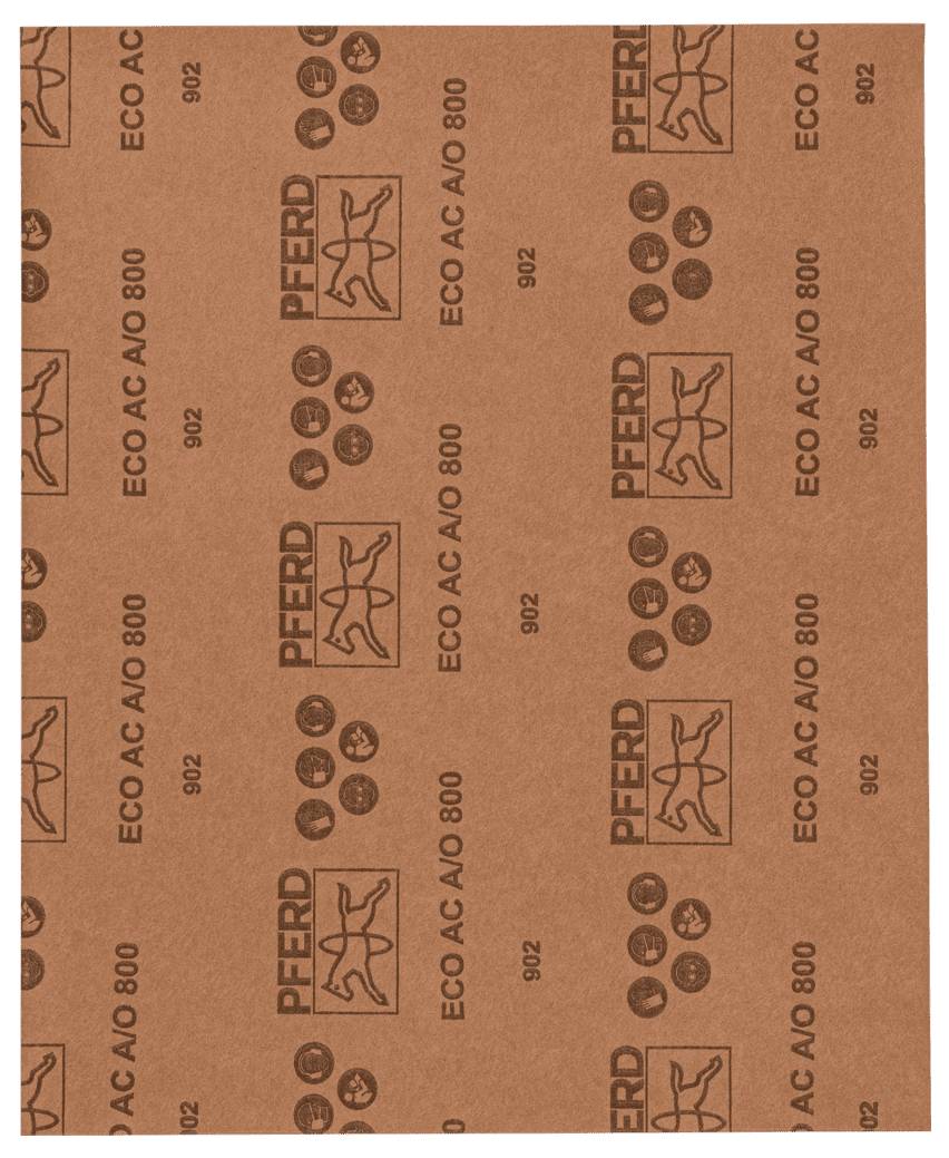 Ein Blatt Schleifpapier mit 'PFERD ECO AC A/O 800' Aufdruck. Strukturierte Oberfläche für Schleifanwendungen.