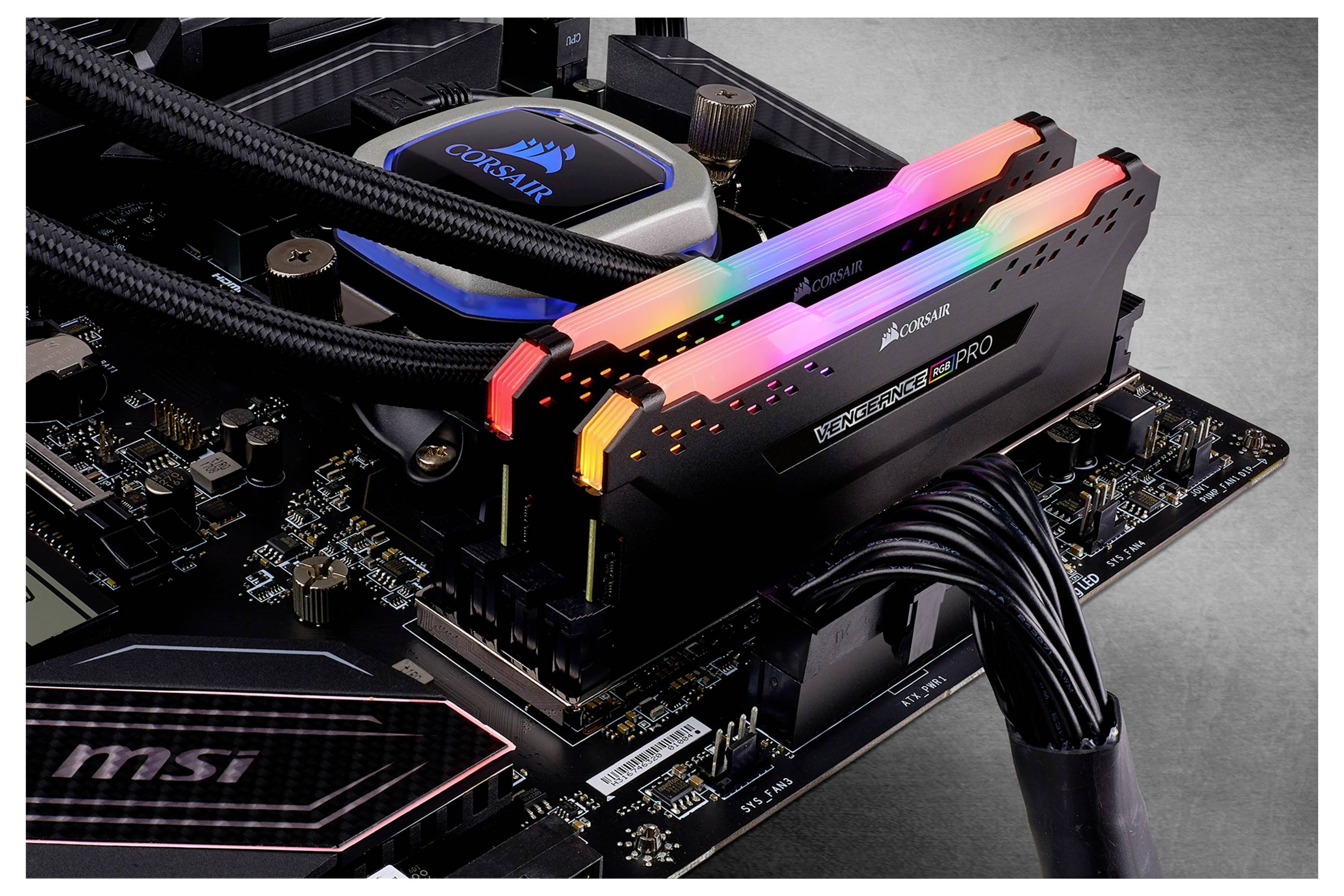 Ein offenes Motherboard mit leuchtenden RAM-Modulen und einer Flüssigkeitskühlung. Sichtbar sind Kabelanschlüsse und Markenlogos.