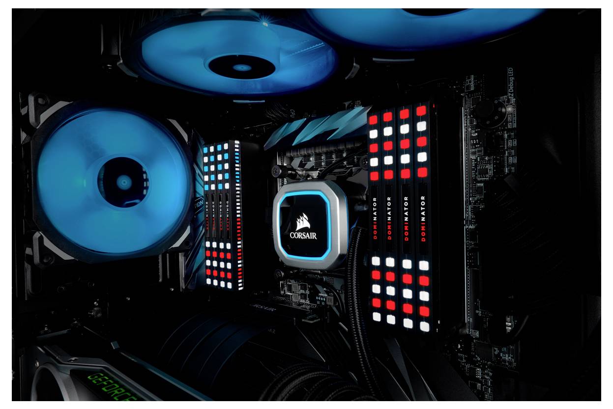 Ein Computergehäuse zeigt eine beleuchtete Flüssigkeitskühlung mit zwei leuchtenden Lüftern und beleuchtetem RAM.