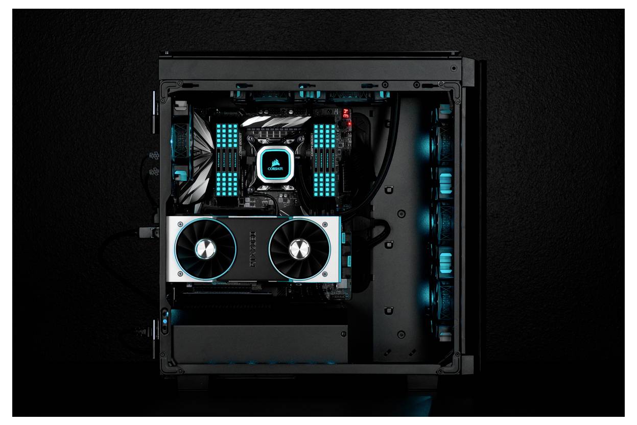 Transparenter Computer mit leuchtend blauen LEDs; Hauptplatine und Grafikkarte gut sichtbar. Moderne Technik, betont durch Beleuchtung.