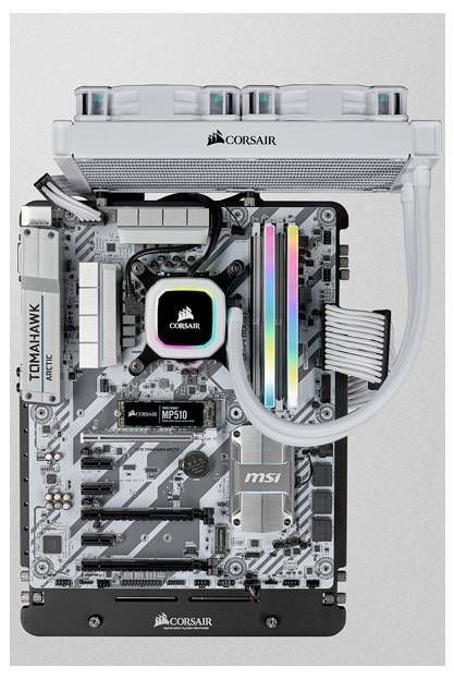 Motherboard mit Flüssigkeitskühlung und RGB-LEDs, Marken 'Corsair' und 'MSI' sichtbar. Vertikale Ansicht, technische Computerkomponenten.