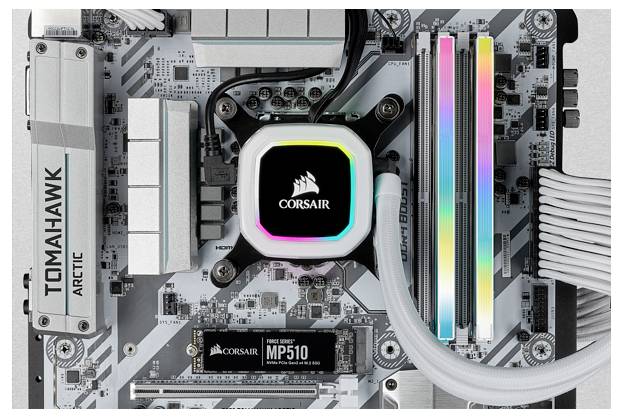 Weiße Computer-Mainboard-Platine mit farbigen LED-Leuchten umgeben. Enthält Module mit der Aufschrift 'TOMAHAWK ARCTIC' und 'CORSAIR'.