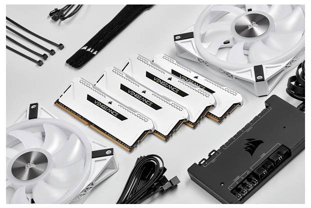 Computerteile, darunter weiße Lüfter und RAM-Module mit 'VENGEANCE' Aufdruck, Kabel und ein Controller. Enthält Komponenten für PC-Bau.