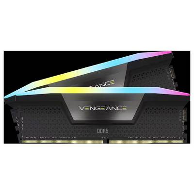 Zwei Corsair Vengeance DDR5 RAM-Module mit RGB-Beleuchtung, nebeneinander liegend, auf schwarzem Hintergrund.