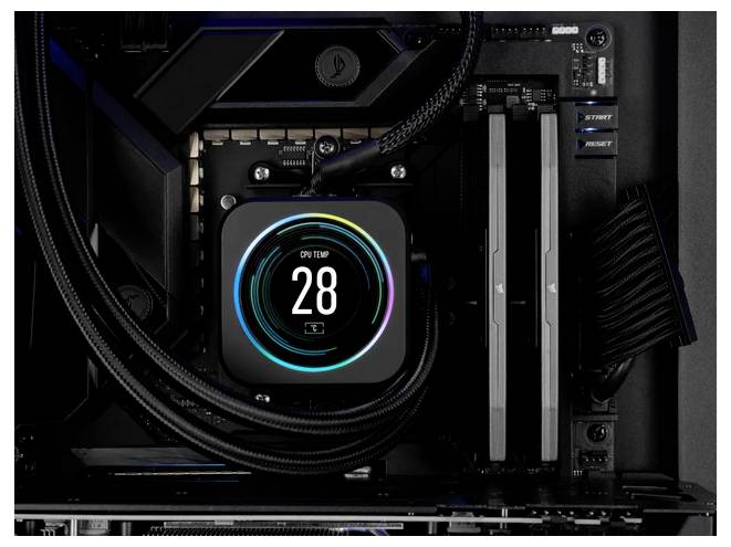 CPU-Kühllösung mit Temperaturanzeige von 28 Grad Celsius; schwarze Gehäuseumgebung, mit Kabeln und zwei RAM-Modulen rechts sichtbar.